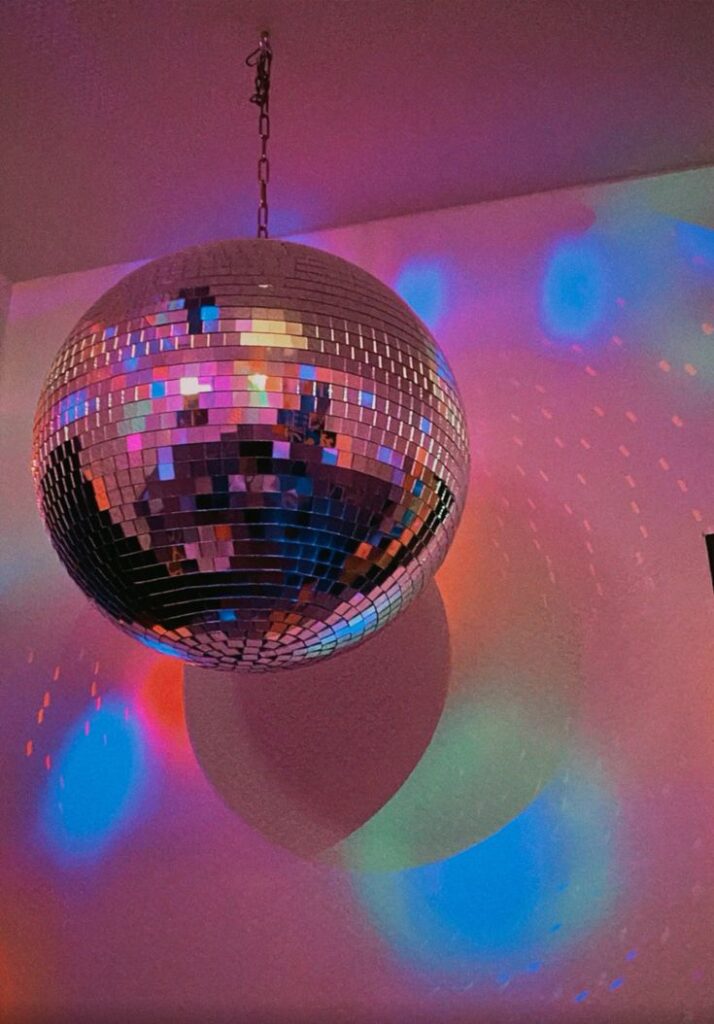 What color lights work best with a disco ball?