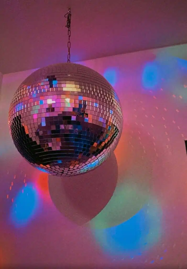 What color lights work best with a disco ball?